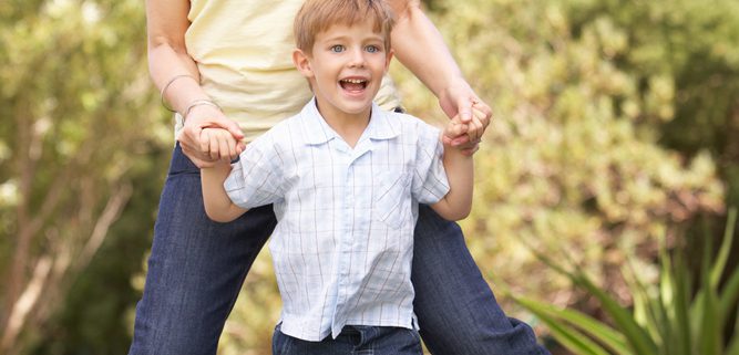 Moeder met zoon springen