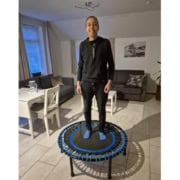 Leefstijlarts Celeste Hoff op een Flexbounce mini-trampoline