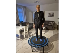 Leefstijlarts Celeste Hoff op een Flexbounce mini-trampoline